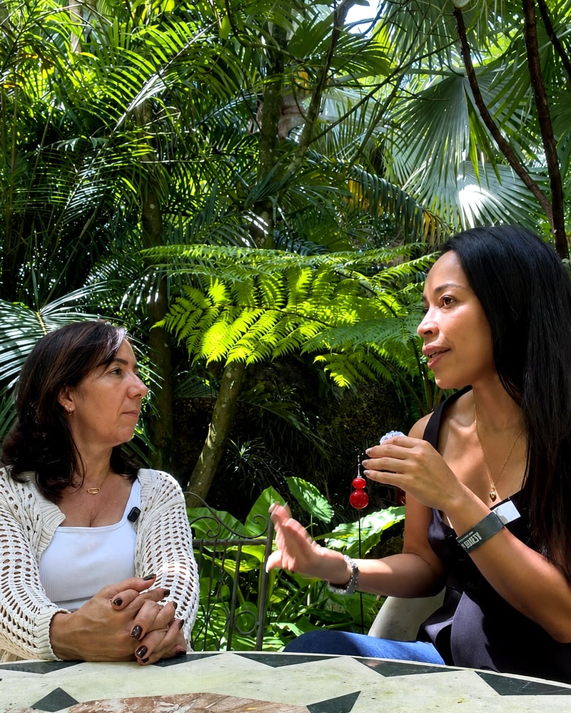 Entrevista a una clienta en un jardín, con micrófono de solapa