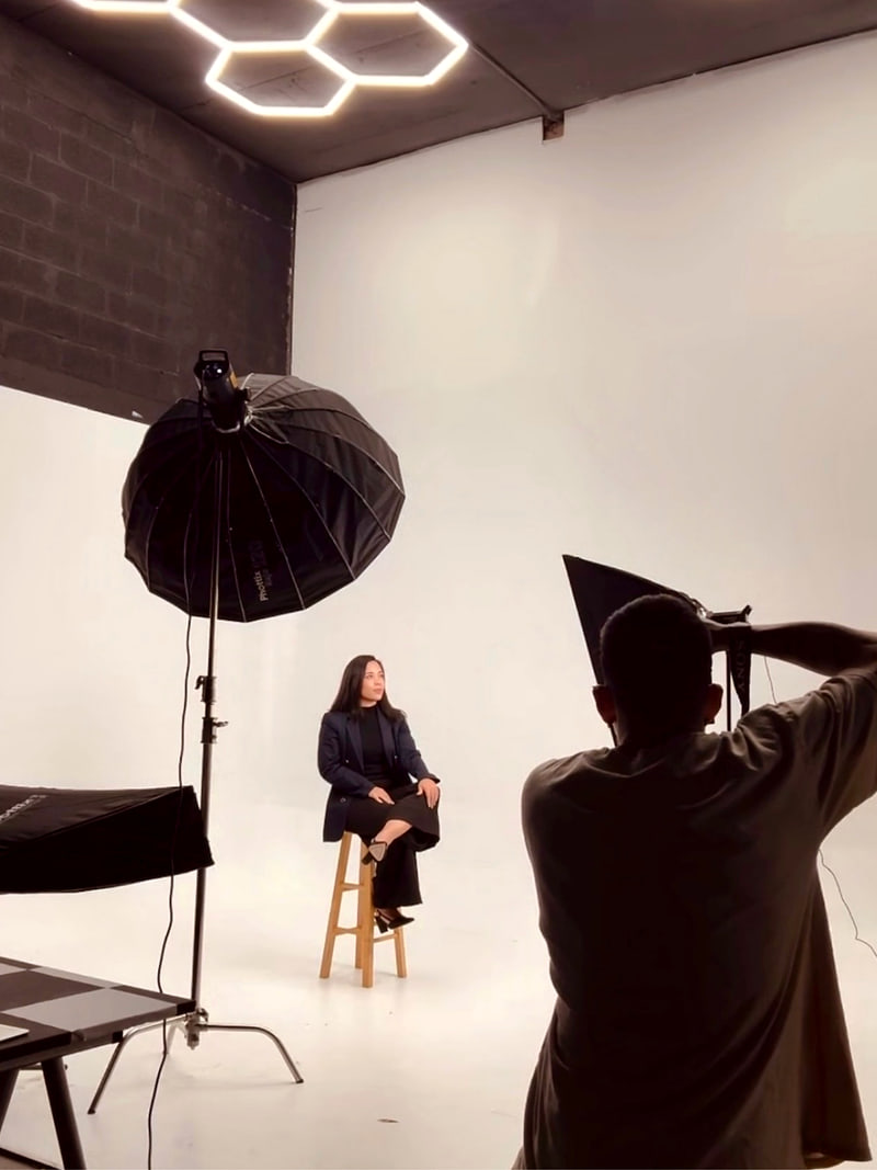 Sesión de retrato en plató: la luz montada y el fotógrafo dirigiendo sobre ciclorama